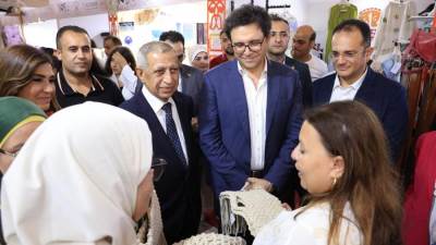  وزير الثقافة يتفقد معرض "ديارنا" للحرف التراثية ويشيد بمهارة الحرفيين المصريين المشاركين 