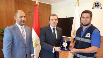 رئيس هيئة الإسعاف المصرية يكرم طاقم الإسعاف صاحب واقعة رد أمانات مالية بقيمة 1.5 مليون جنيه