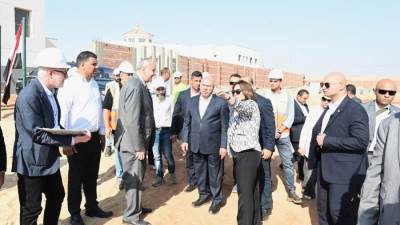 وزير الصناعة ووزيرة التنمية يتفقدان المجمع المتكامل لإدارة المخلفات بالعاشر من رمضان