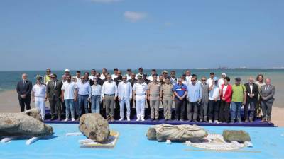 وزير السياحة ومحافظ الإسكندرية وقائد القوات البحرية وقائد المنطقة الشمالية العسكرية يشهدون انتشال ثلاث قطع أثرية ضخمة من مياه أبو قير