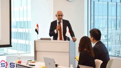 وزير التربية والتعليم يتسلم النسخة الأولى من كتاب الرياضيات المطور للصف الأول الابتدائي