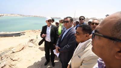 وزير الإسكان ومحافظ مطروح يتفقدان مشروع إحلال وتجديد كوبري روميل بالمحافظة