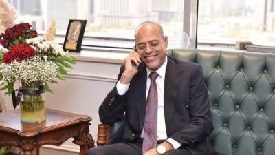 وزير العمل يتواصل هاتفيًا مع "عامل المزلقان" الذي أنقذ شابًا حاول عبور القضبان ببني سويف