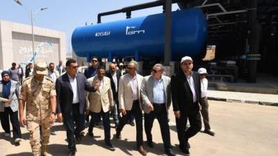 وزير الإسكان ومحافظ مطروح يتفقدان محطة تحلية مياه البحر "الرميلة 4" بطاقة 65 ألف م3 يوم