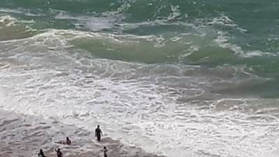 رفع الرايات الحمراء ومنع السباحة في شواطئ العجمي وغرب الإسكندرية بسبب ارتفاع الأمواج