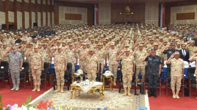 وزير الدفاع والإنتاج الحربى يلتقى بعدد من مقاتلى المنطقة الغربية العسكرية