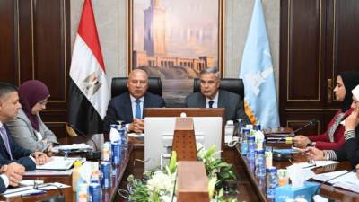 وزير الصناعة يبحث مع محافظ ومستثمري الإسكندرية التحديات التي تواجه المُصنعين بالمحافظة وسبل حلها