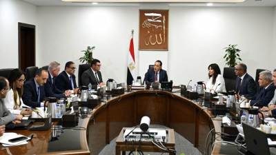 رئيس الوزراء يُتابع الإجراءات والموقف التنفيذي لمشروعات تحلية مياه البحر