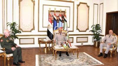 القائد العام للقوات المسلحة وزير الدفاع ورئيس الأركان يلتقيان رئيس هيئة الأركان الأردنية لبحث تعزيز التعاون العسكري