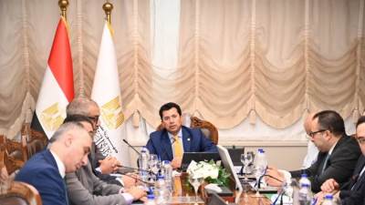 وزير الرياضة يجتمع بمديري المديريات واللجنة القانونية لوضع الآليات التنظيمية لتنفيذ قانون الرياضة الجديد