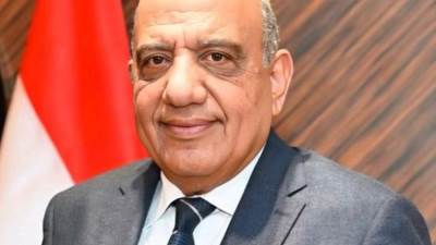 إصابة وزير الكهرباء ومرافقيه في حادث مروري أثناء توجهه إلى العلمين