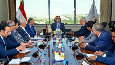 وزير التموين يجتمع مع رئيس مجموعة سامكريت لمتابعة الموقف التنفيذي للمستودع الاستراتيجي بالسويس