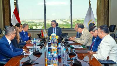 وزير التموين يجتمع مع رئيس مجلس إدارة شركة السكر والصناعات التكاملية لمتابعة خطط التطوير