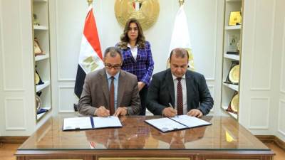 وزيرة التنمية المحلية تشهد مراسم توقيع عقد توريد مجزرين متنقلين لذبح الماشية في المناطق النائية والحدودية