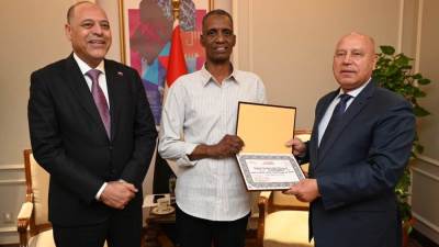 كامل الوزير يكرم عامل مزلقان السادات ببني سويف بعد إنقاذه حياة شاب