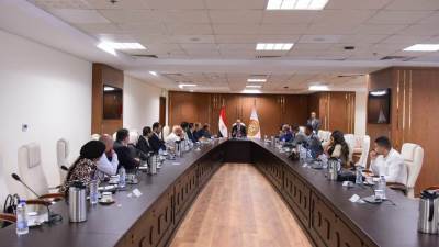 وزير العمل يعقد اجتماعًا مع مُمثلي "شركات توصيل الطلبات"..و"توريد مهمات الوقاية" 