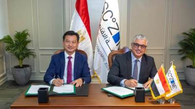 رئيس اقتصادية قناة السويس يوقع عقد مشروع شركة "إيفرفار" الصينية لصناعة المنسوجات والملابس الجاهزة بمنطقة القنطرة غرب الصناعية