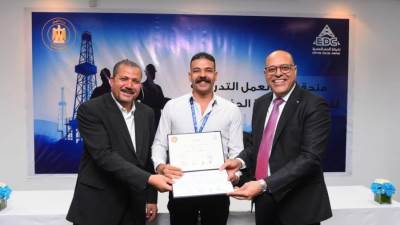 وزير العمل: 97 شهادة لخريجي دورات تدريب مجانية في مجالات الخدمات البترولية بمركز "شركة الحفر المصرية"