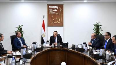 رئيس الوزراء يجتمع برئيس هيئة الرقابة المالية ورئيس البورصة في أول أيام عمل رئيسها الجديد