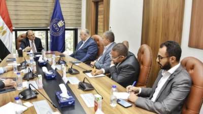 رئيس هيئة الدواء يبحث مع وفد البنك الدولى آليات توطين صناعة المستلزمات الطبية