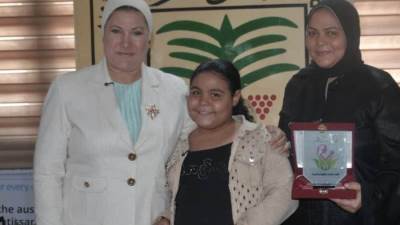 رئيسة المجلس القومي للطفولة والأمومة تكرم الطفلة "هايدي" وتنصبها سفيرة المجلس للرحمة تقديرًا لموقفها النبيل 