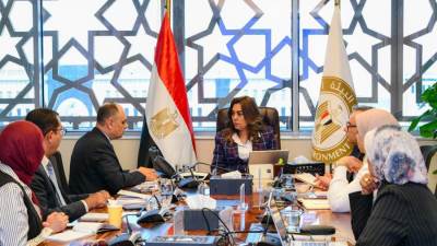  وزيرة التنمية المحلية والقائم بأعمال وزير البيئة تستعرض مع فريق عمل مشروع "الغردقة مدينة خضراء" محاور التنفيذ والنجاحات والتحديات