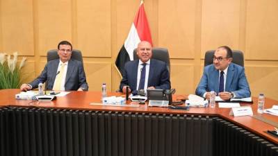 وزير الصناعة والنقل يبحث مع وزيري قطاع الأعمال والزراعة والمصنعين والمزارعين سبل تعزيز وتعظيم زراعة الكتان