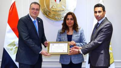 وزيرة التنمية تتسلم من رئيس الجهاز المركزي للتنظيم والإدارة شهادة اعتماد مركز سقارة للتدريب