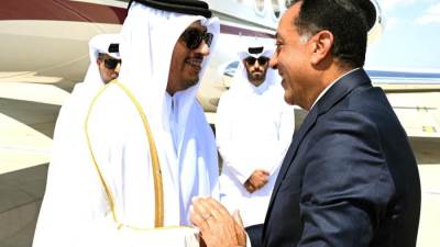 رئيس الوزراء يستقبل رئيس مجلس الوزراء وزير الخارجية بدولة قطر بمطار العلمين الدولي