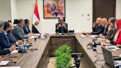  نائب وزير الإسكان يعقد اجتماعًا لمناقشة الاستفادة القصوي من إنتاج مجمع محطات تحلية مياه البحر بالعين السخنة