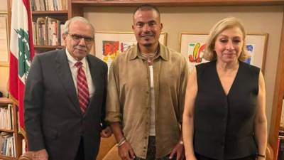 رئيس وزراء لبنان لعمرو دياب: بيروت تحبك وتفرح بقدومك