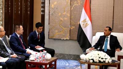 رئيس الوزراء يلتقي رئيس مجلس إدارة شركة "تيدا" الصينية القابضة