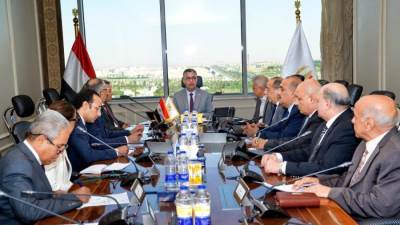 وزير التموين يجتمع مع قيادات الشركة القابضة والشركات التابعة لمتابعة توافر السلع وضبط الأسواق