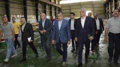 وزير الدولة للإنتاج الحربي يطمئن على سير العملية الإنتاجية خلال مرور مفاجيء على شركة أبو زعبل للصناعات الهندسية (مصنع 100 الحربي)
