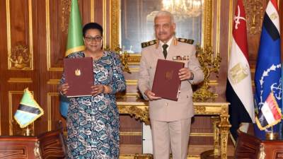 وزير الدفاع والإنتاج الحربى يلتقى وزير الدفاع والخدمة الوطنية التنزانية