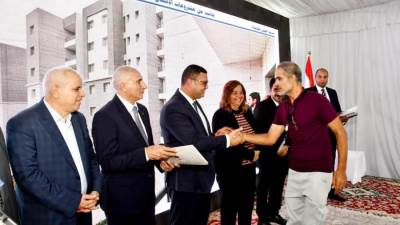 وزير الإسكان يسلم عددا من عقود وحدات المبادرة الرئاسية "سكن لكل المصريين" بإعلاني "العاشر والرابع عشر" بمدينة العبور الجديدة