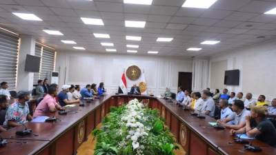 وزير العمل يُسلم عقود لشباب للعمل في دولة الإمارات والبوسنة والهرسك