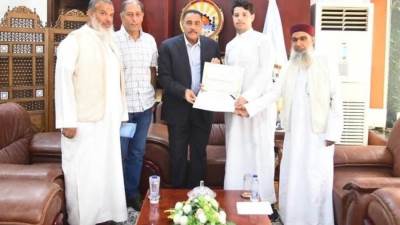 محافظ مطروح يكرم شاب سلم مبلغ مالي عثر عليه في حادث قطار الضبعة