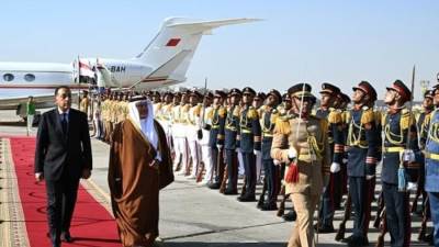 رئيس الوزراء يستقبل ولى عهد مملكة البحرين بمطار القاهرة الدولى