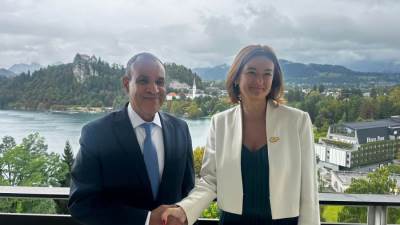 وزير الخارجية يعقد جلسة مباحثات مع نائبة رئيس الوزراء وزيرة خارجية سلوفينيا