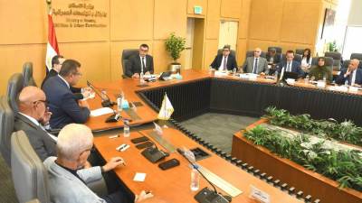 وزير الإسكان يناقش إجراءات تطبيق علاوة التحسين على أراضى الساحل الشمالى