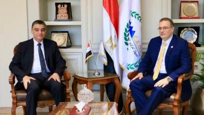 رئيس "التنظيم والإدارة" يسلم رئيس "الشراء الموحد" الهيكل التنظيمي الجديد للهيئة بعد تطويره