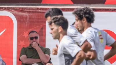 عادل مصطفى مدربًا.. الأهلي يعلن رسميًا الجهاز الفني المؤقت خلفًا للإسباني ريبيرو