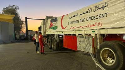 قافلة المساعدات الـ 30 "زاد العزة" تدخل إلى الفلسطينيين بقطاع غزة