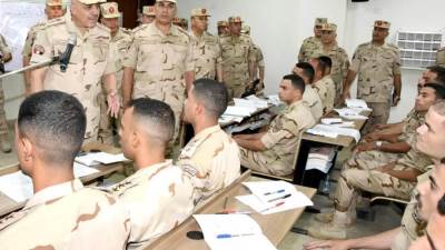 الفريق أحمد خليفة يتفقد المنظومة التعليمية بالمعاهد العسكرية التخصصية لضباط القوات المسلحة بالكيان العسكرى