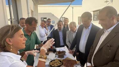 وزيرا الزراعة والشؤون النيابية يتفقدان أحد النماذج التعاونية المنتجة بجنوب إيطاليا