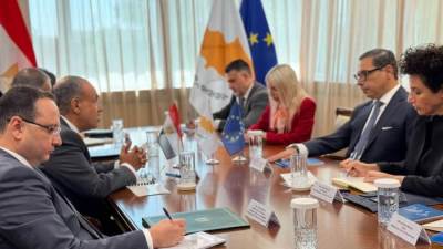 وزير الخارجية يعقد مشاورات سياسية مع نظيره القبرصي