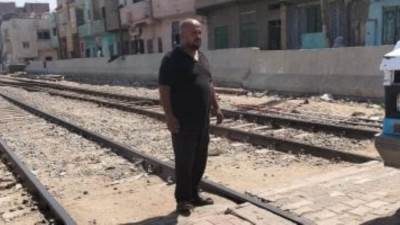 عامل مزلقان ينقذ شابًا من ذوى الهمم أثناء عبور قطار فى العياط