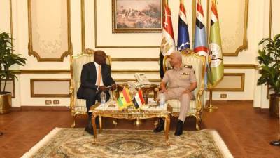 وزير الدفاع يلتقى وزير المالية والتخطيط الإقتصادى والقائم بأعمال وزير الدفاع لجمهورية غانا