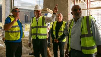 وزير قطاع الأعمال العام يتابع الموقف التنفيذي لتطوير فندق "شبرد" التاريخي بوسط القاهرة